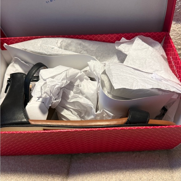 * NEW * NEVER WORN * Kelly & Katie Black and Tan Sandals - Size 8 - Nymie - Picture 4 of 11